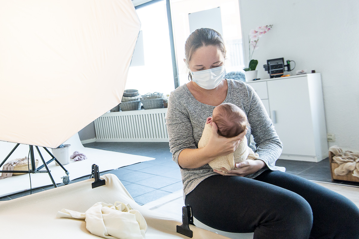 Boka en nyföddfotografering under coronapandemin – är det verkligen säkert?