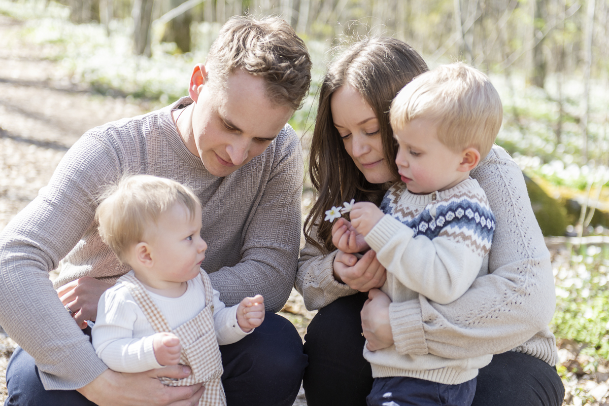 Varför du inte ska oroa dig för att det ska kännas stelt under familjefotograferingen