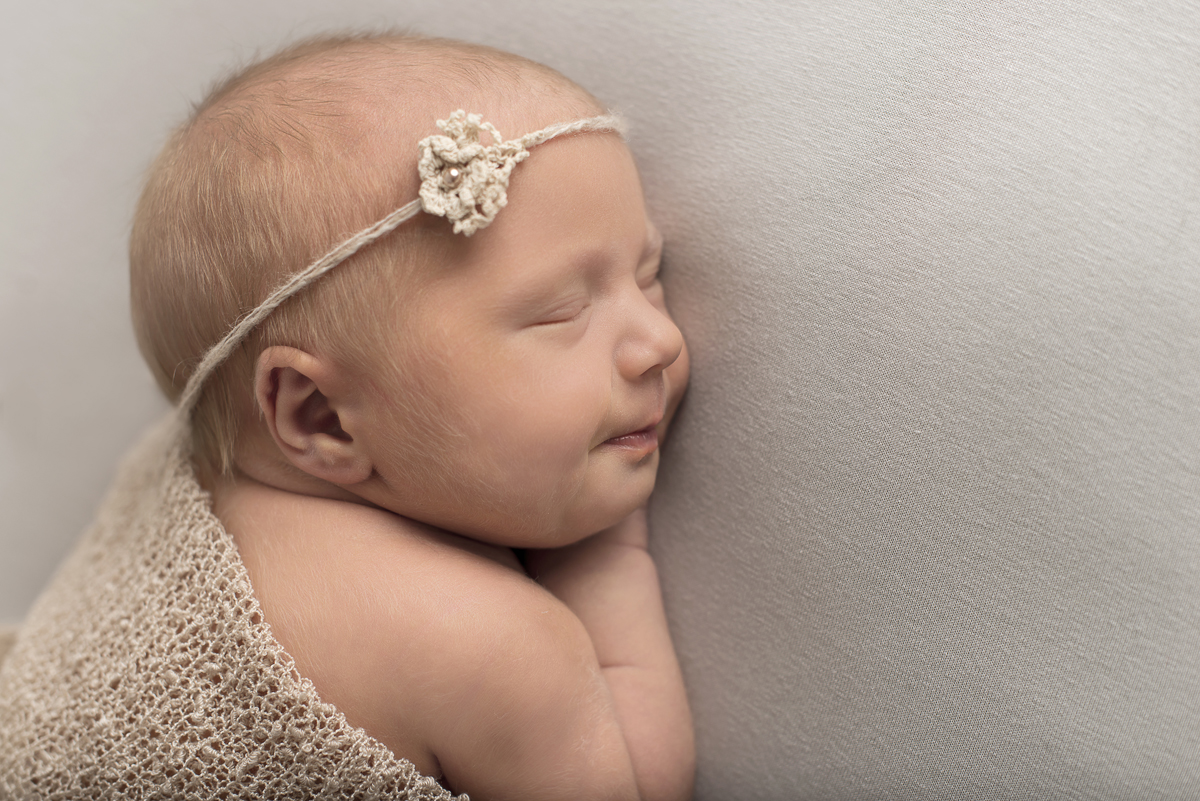 Nyföddfotografering Norrköping – Alva 5 dagar